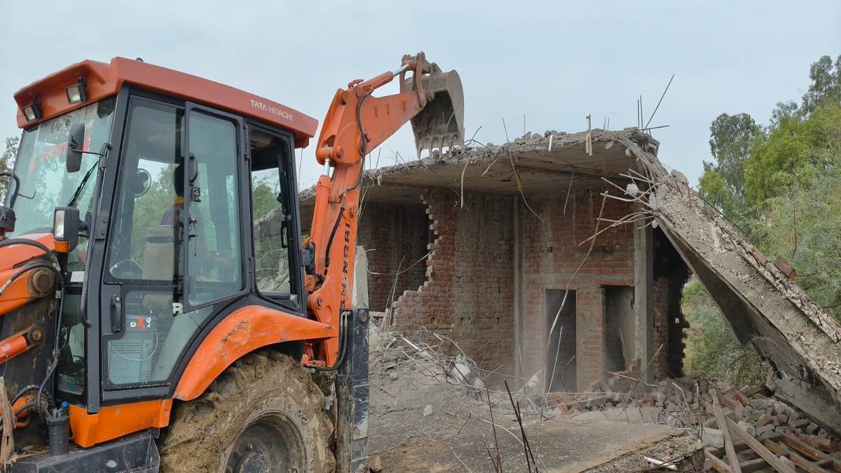 https://www.jagranimages.com/images/newimg/20062025/20_06_2025-bulldozer_action_dainik_jagran_23968667.jpg