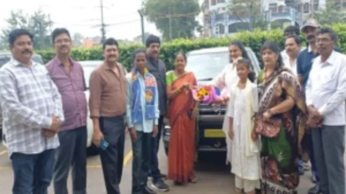 पद्मश्री छूटनी महतो के साथ अभिनेत्री प्रियदर्शनी और फिल्म निर्माता कंपनी के सदस्य। (जागरण)