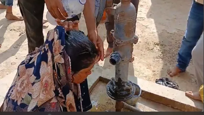पत्नी की मांग का सिंदूर पानी से धो दिया