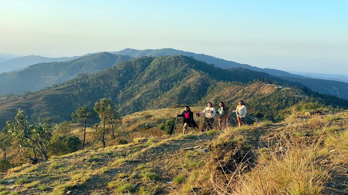 लैंसडौन की पहाड़ियों पर बांज-बुरांश की शीतल छांव में लीजिए ट्रेकिंग का आनंद
