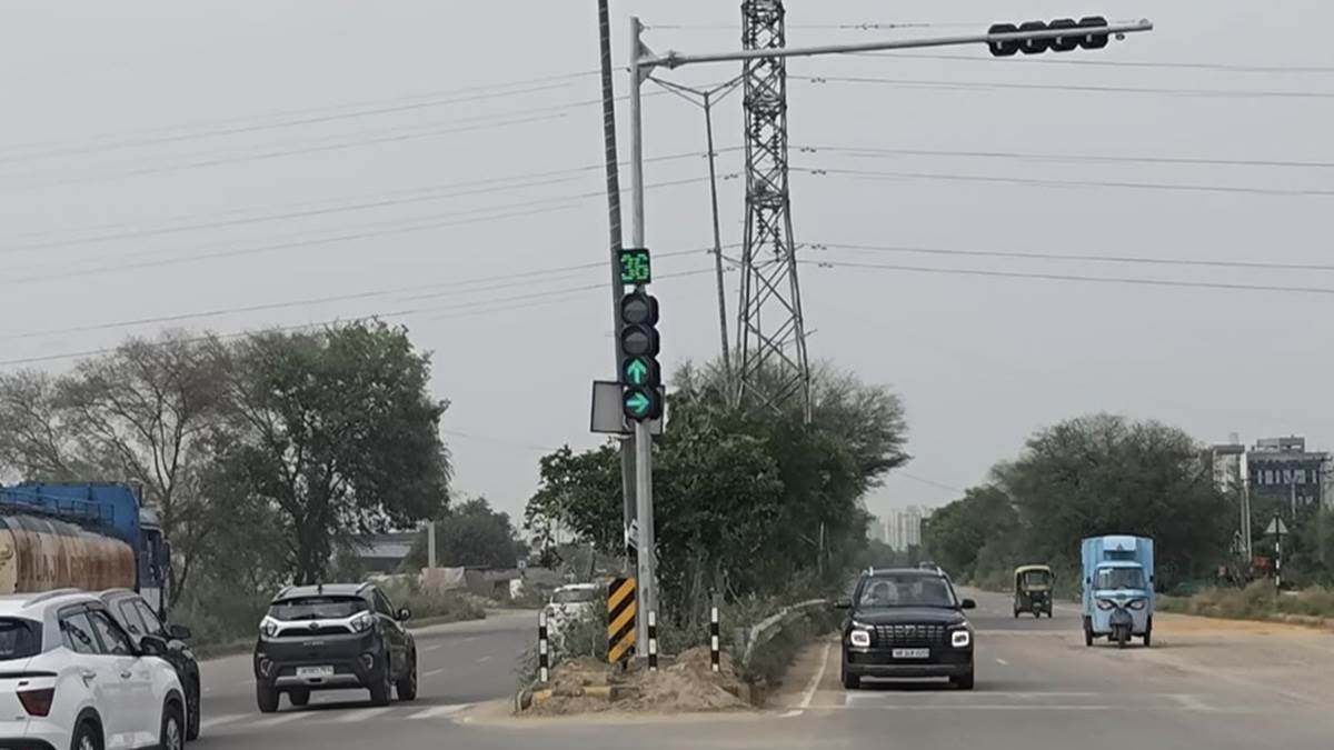 https://www.jagranimages.com/images/newimg/20062025/20_06_2025-smart_traffic_light_23968882.jpg
