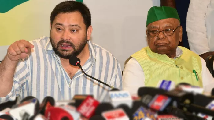 राजद कार्यालय में मीडिया को संबोधित करते तेजस्वी यादव साथ में प्रदेश अध्यक्ष मंगनीलाल मंडल। जागरण।