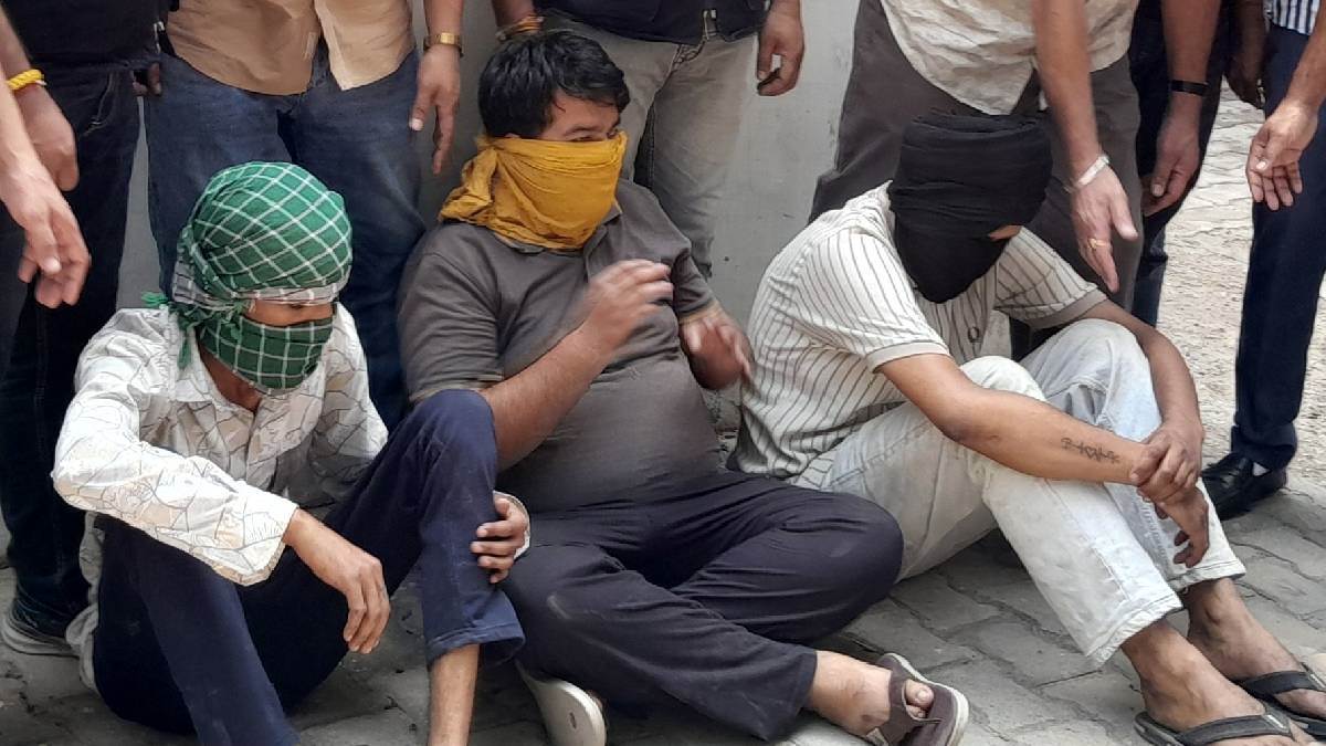 https://www.jagranimages.com/images/newimg/20062025/20_06_2025-three_arrested_23968806.jpg