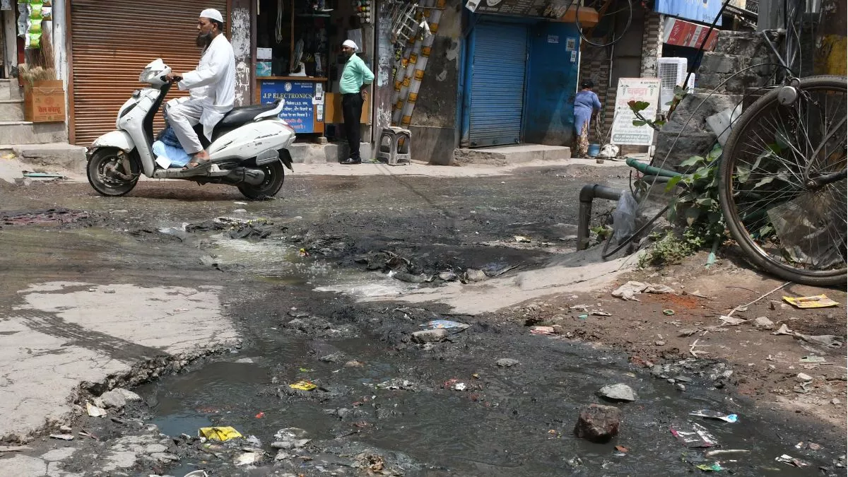 पटेल नगर में सीवर जाम, सड़कों पर गंदा पानी; निवासियों ने प्रदर्शन कर दे दी चेतावनी