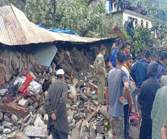 पिथौरागढ में बादल फटने से घर जमींदोज, तीन की लोगों की मौत, 11 अब भी लापता