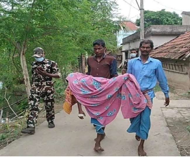 पुलिस के निर्देश पर बच्ची के शव को पोस्टमार्टम के लिए ले जाते।