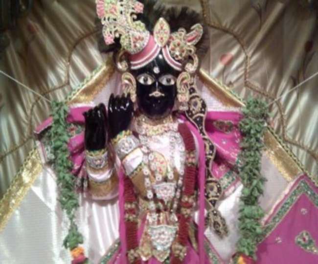 बांकेबिहारी मंदिर में थम नहीं रहा भक्तों का रेला