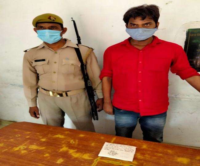 होटल प्रबंधक की सूचना पर पुलिस ने पकड़ा।