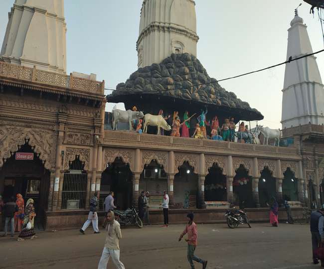परिक्रमा के सभी बैरियरों पर दिनभर मुस्तैद दिखाई दिए पुलिसकर्मी।