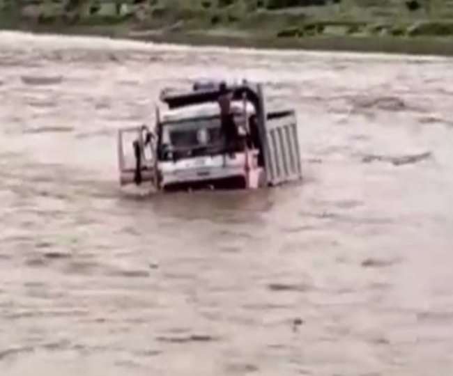 स्थानीय लोगों ने हिम्मत कर रस्सियों के सहारे चालक को सुरक्षित बाहर निकाल लिया।