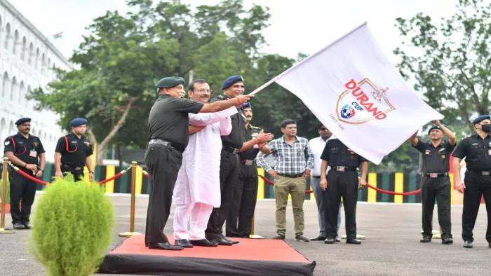 फोर्ट विलियम में सैन्य अधिकारियों के साथ डूरंड कप के ट्राफी टूर का शुभारंभ करते मंत्री अरूप बिश्वास। जागरण फोटो।