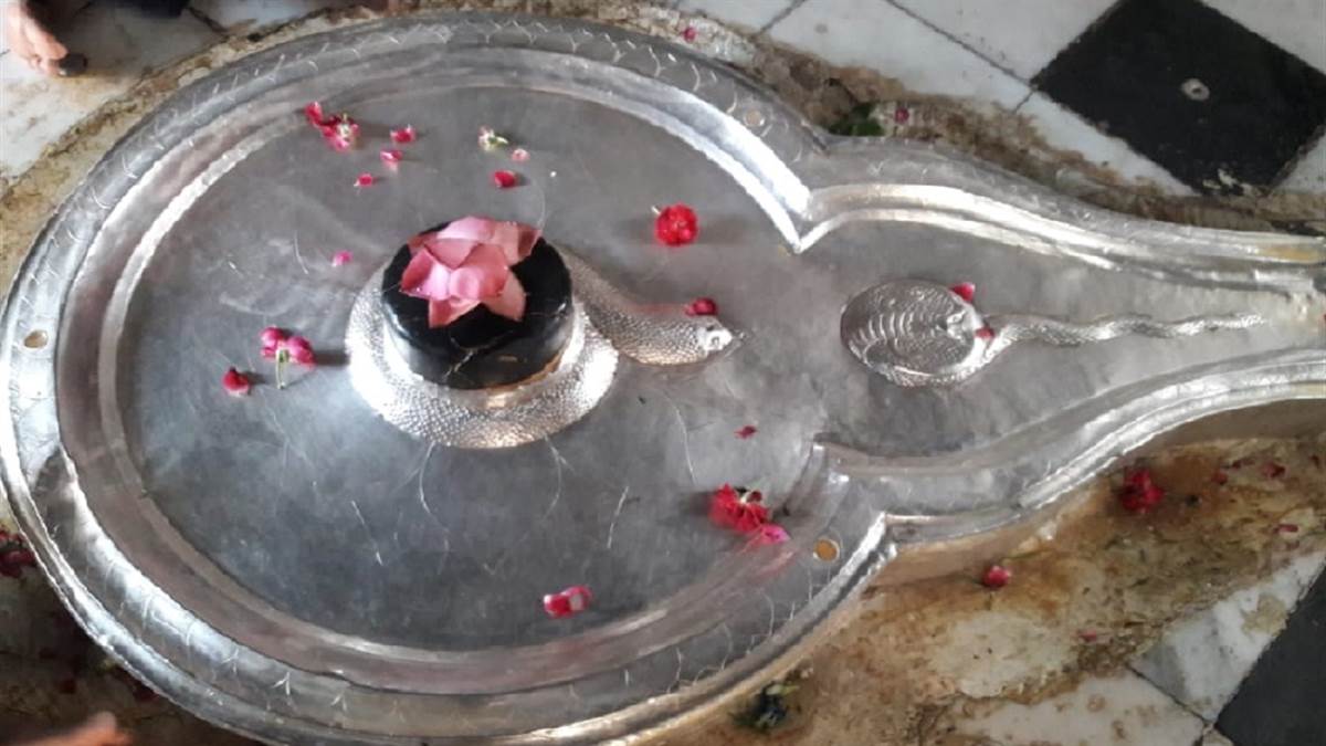 सावन 2022: कानपुर का खेरेश्वर मंदिर है रहस्य, यहां सुबह दरवाजे खुलने से पहले किसी और पूजित मिलता है शिवलिंग सावन 2022: कानपुर का खेरेश्वर मंदिर है रहस्य, यहां सुबह दरवाजे खुलने से पहले किसी और पूजित मिलता है शिवलिंग