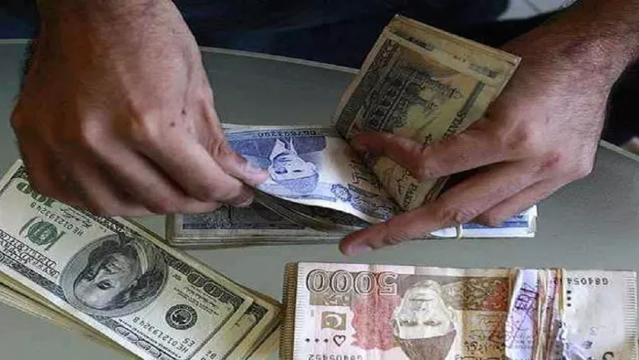 Pakistan Rupee Fall: अमेरिकी डॉलर के मुकाबले रुपया और लुढ़कने से ...