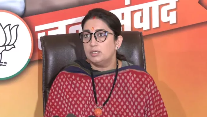 स्मृति ईरानी ने राहुल गांधी पर साधा निशाना (फोटो- ट्विटर)