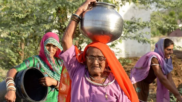 प्रदूषक जल में इतनी सूक्ष्मता से घुले होते हैं कि ये आंखों से दिखते भी नहीं