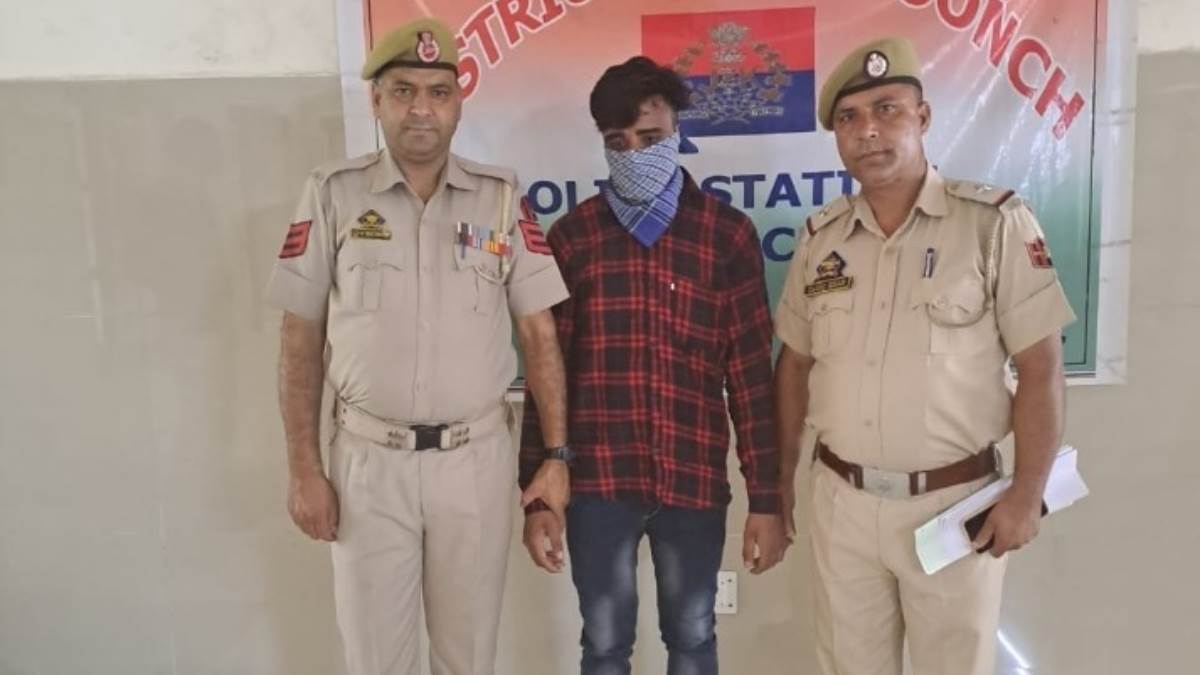 police arrested the absconding accused for five years he was dodging again and again arrested from home
