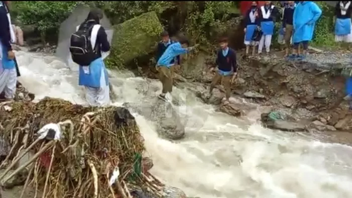 जान जोखिम में डाल उफनते नाले को पार कर स्कूल पहुंच रहे बच्चे, प्रशासन पर उठ रहे सवाल
