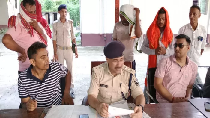 बक्सर: घर में चल रहा था देह व्यापार; पुलिस ने कमरे को खुलवाया तो रह गई हैरान, छह गिरफ्तार