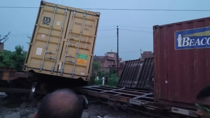 अमरोहा में मालगाड़ी बेपटरी, मुरादाबाद-दिल्ली रूट प्रभावित
