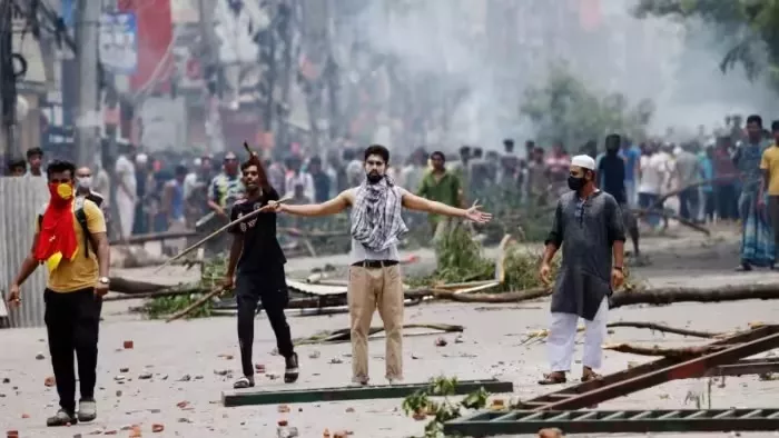 Bangladesh Protests बांग्लादेश में हिंसक प्रदर्शन जारी।