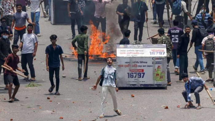 आरक्षण के खिलाफ हिंसक प्रदर्शन के बीच पूरे बांग्लादेश में कर्फ्यू