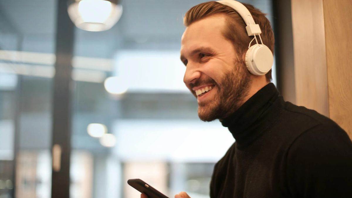 नहीं रहेगा दुनियादारी का होश! जब चढ़ेगा Headphones का ख़ुमार, इनका 3D साउंड है एकदम झक्कास