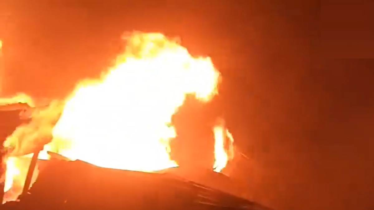 https://www.jagranimages.com/images/newimg/20072024/20_07_2024-fire12_23761877.jpg