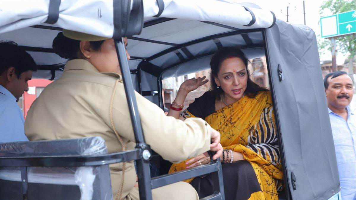 https://www.jagranimages.com/images/newimg/20072024/20_07_2024-hema_malini_in_govardhan_parikrma_23762099.jpg