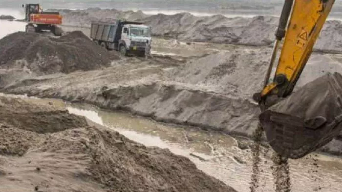 अवैध खनन में ट्रैक्टर व बुल सीज (फाइल फोटो)