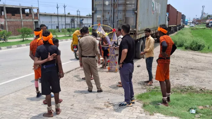 Kanwar Yatra 2024: पुलिस ने किसी तरह से मामला कराया शांत