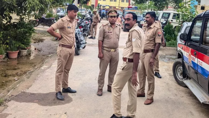 पुलिस अधिकारी पूछताछ में जुट गए हैं।