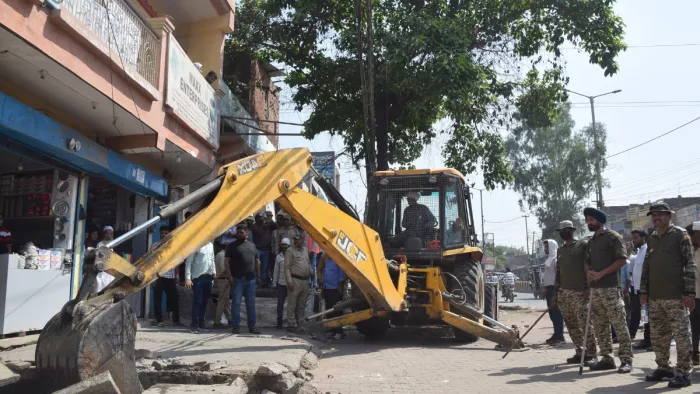 SDM को बुलडोजर के साथ देखकर मची खलबली - प्रतीकात्मक तस्वीर।