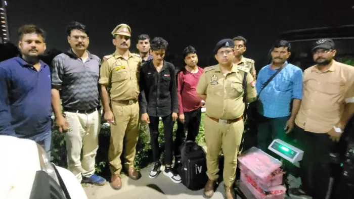 Agra News: चरस तस्करी करने वाले युवकों के साथ एसटीएफ और आगरा पुलिस।
