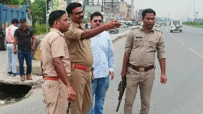 गजरौला में हाईवे पर रूट डायवर्जन लागू होने के बाद जायजा लेते प्रभारी निरीक्षक हरीश वर्धन सिंह। सौ. पुलिस