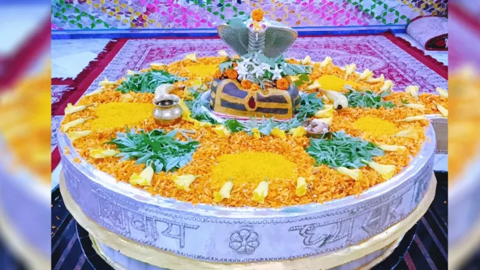 सदाशिव मंदिर के गर्भ गृह में स्थापित प्राचीन शिवलिंग। जागरण
