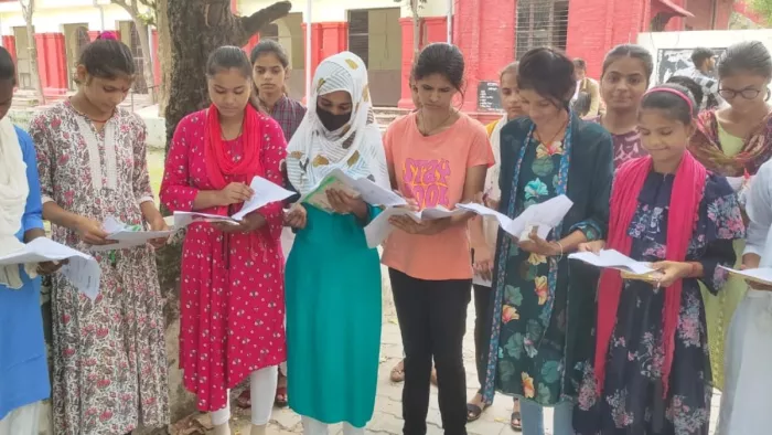 राजकीय इंटर कॉलेज में सुबह की पाली में हुई हाईस्कूल की परीक्षा में प्रश्न पत्र का मिलान करती छात्राएं।