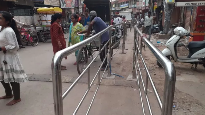 सावन की तैयारी: दशाश्वमेध-गोदौलिया मार्ग पर की गई बैरिकेडिंग। जागरण