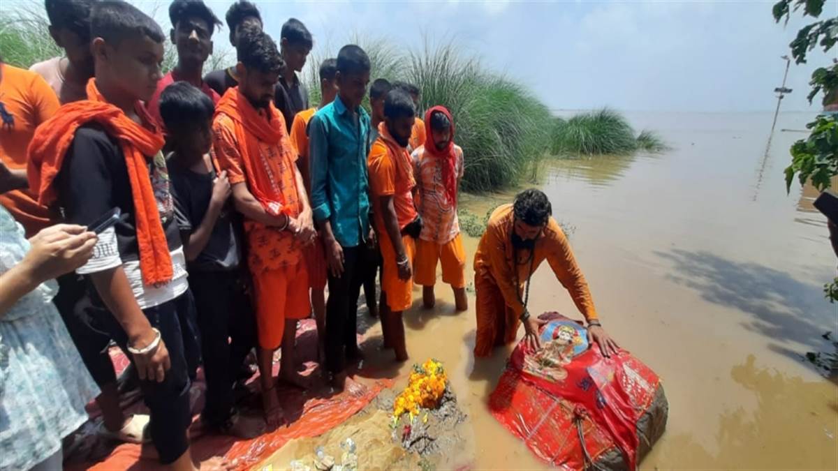 floating stone in ganga river baffles scientists in ghazipur