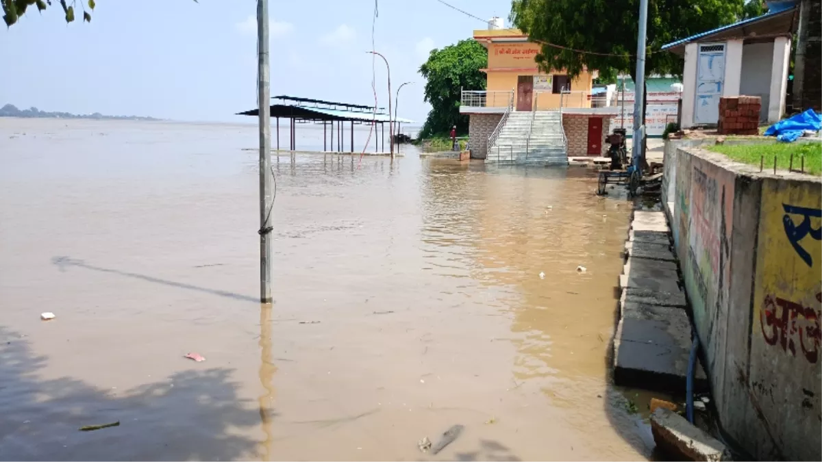 Ghazipur Flood Alert: गंगा के साथ कर्मनाशा का भी बढ़ रहा पानी, लेखपालों को सक्रिय रहने का निर्देश
