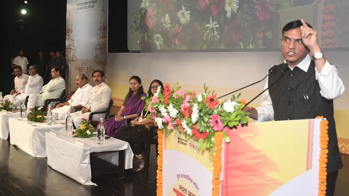 UP News: भारत को विकसित राष्ट्र बनाने के लिए युवाओं को नशा, फोन व रील से रखना होगा दूर