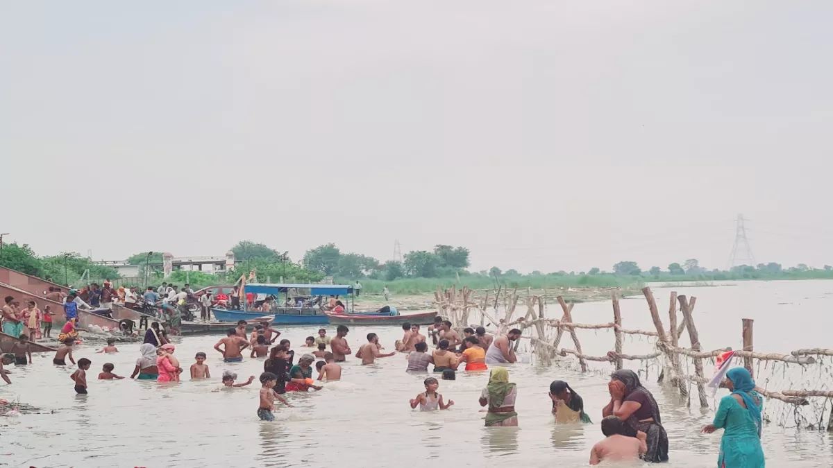 Kanwar Yatra: बहजोई के राजघाट गंगा तट पर उमड़े शिवभक्त, गंगा स्नान कर शुरू की कांवड़ यात्रा