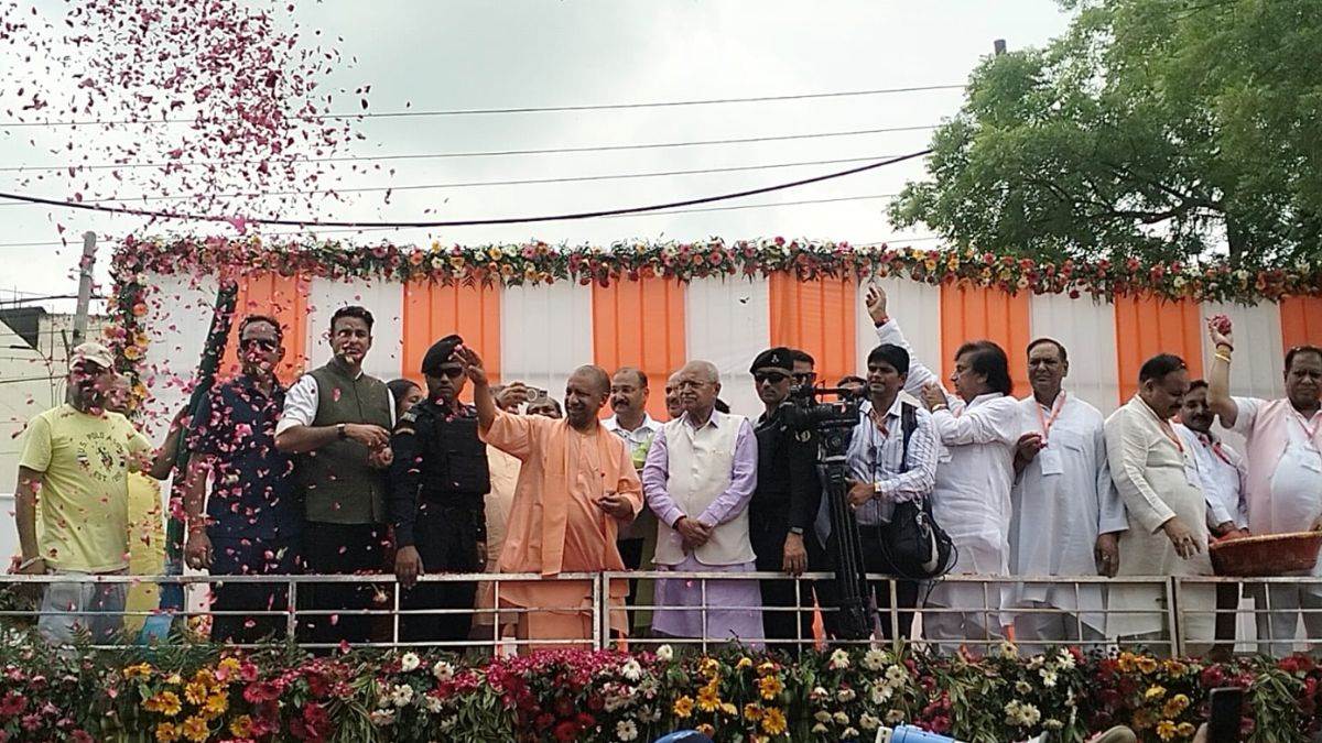 https://www.jagranimages.com/images/newimg/20072025/20_07_2025-cm_yogi_meerut_flowersa_23989349.jpg