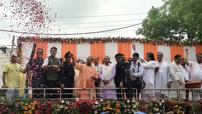 मेरठ−मोदीपुरम मे जल लेकर आ रहे शिवभक्तों पर सीएम योगी आदित्यनाथ पुष्प वर्षा करते हुए। जागरण