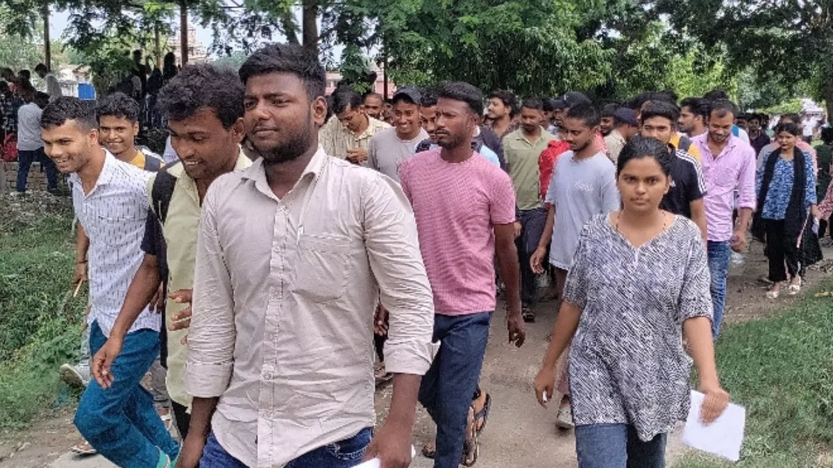 सिपाही भर्ती परीक्षा: विज्ञान और सामान्य ज्ञान के सवालों ने परीक्षार्थियों को खूब उलझाया, प्रवेश से पहले सख्त जांच