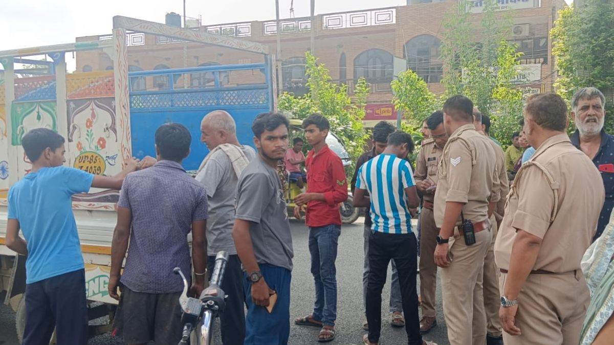 ncr ghaziabad news vegetable vendor killed in truck accident on delhi meerut road