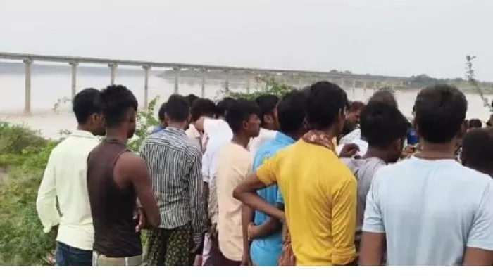 घटना के बाद नदी किनारे लगी ग्रामीणों की भीड़। जागरण