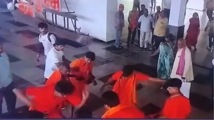 मीरजापुर में कावंड़ियों ने सीआरपीएफ जवान को पीटा।(फोटो सोर्स: सोशल मीडिया)