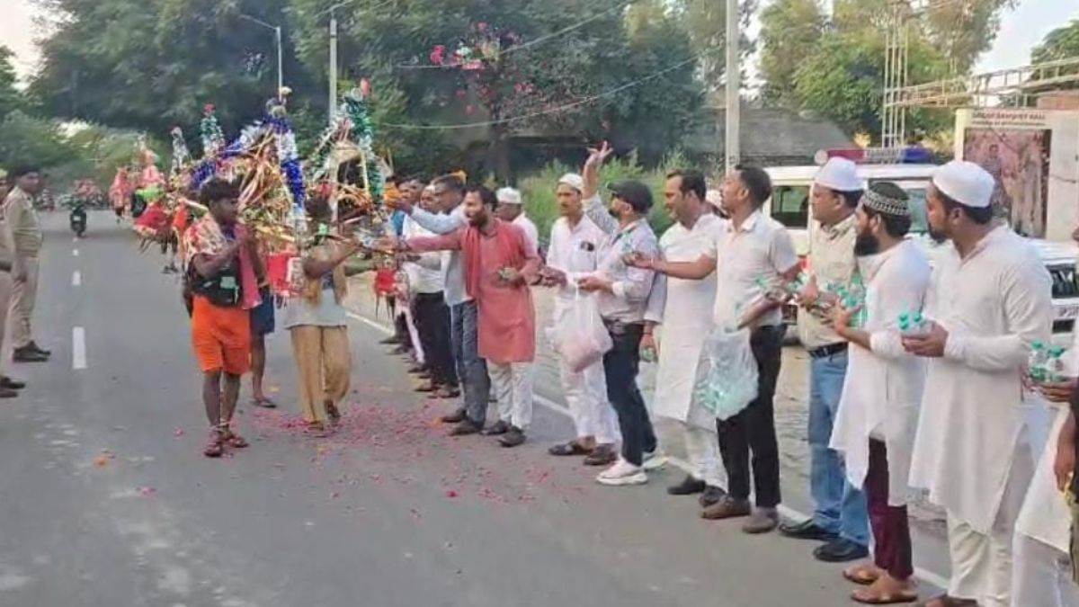 https://www.jagranimages.com/images/newimg/20072025/20_07_2025-muslim_flower_on_kanwariyas_23989451.jpg