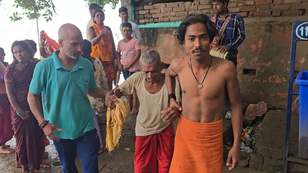 'जमीन बेच दी, खाना भी...', बेटे के उत्पीड़न से तंग आकर दंपती ने गंगा में लगाई छलांग; तेज धार में बह गई पत्नी