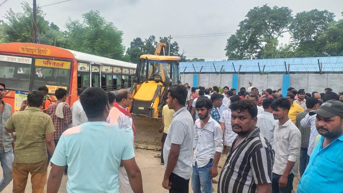 kaushambi road accident many persons injured as bus rams into car auto vehicle